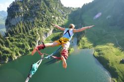 开云在线直播-爱德华兹爆发撕裂防线，骑士强势晋级映照火箭重建之路