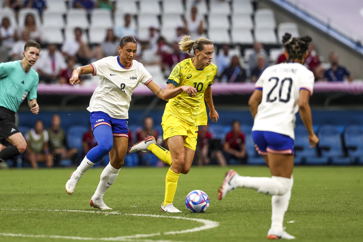 包含英国女足队员全面备战冠军风光在前方等待的词条