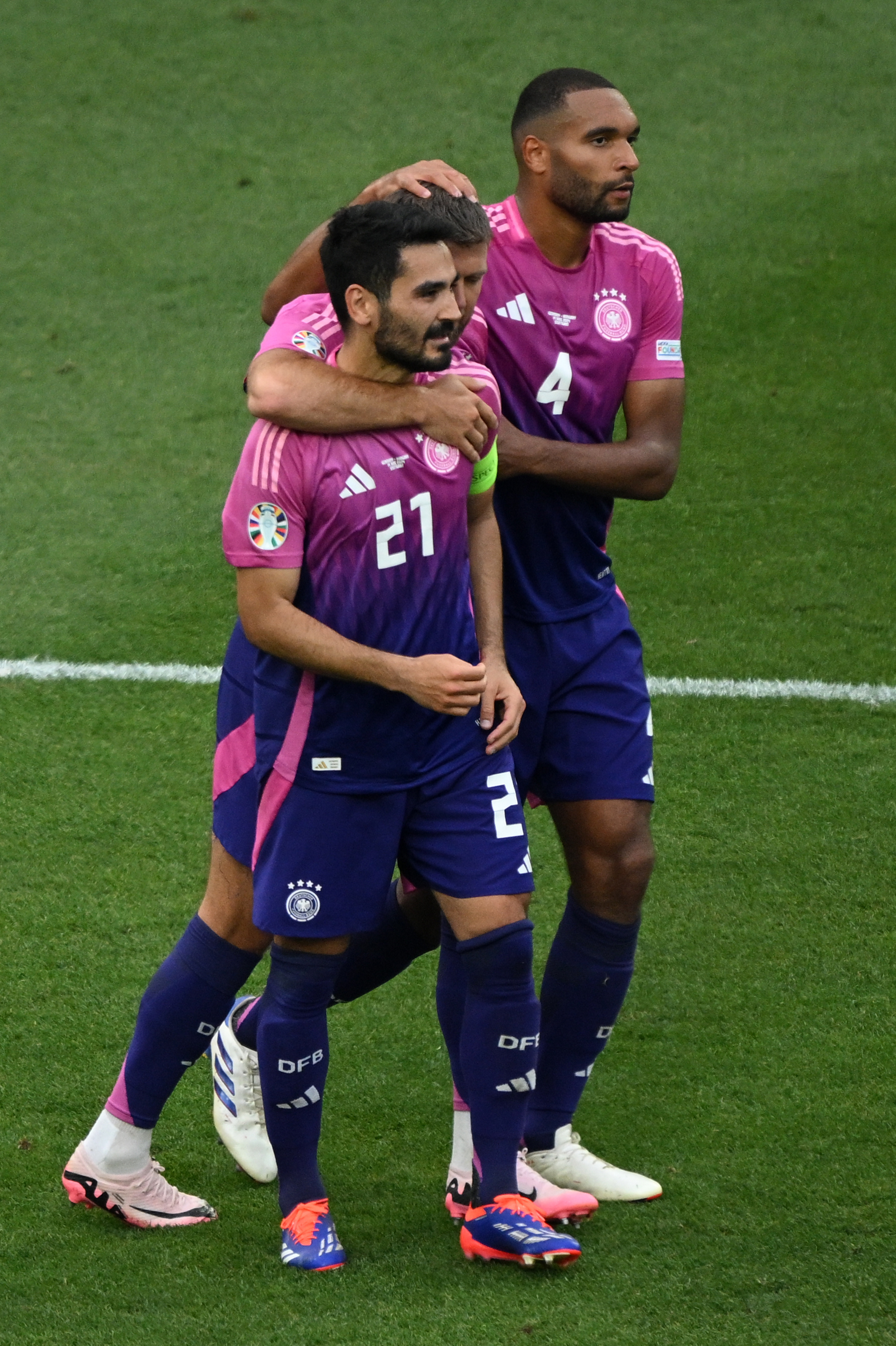 包含匈牙利队在激烈比拼中获得胜利的词条