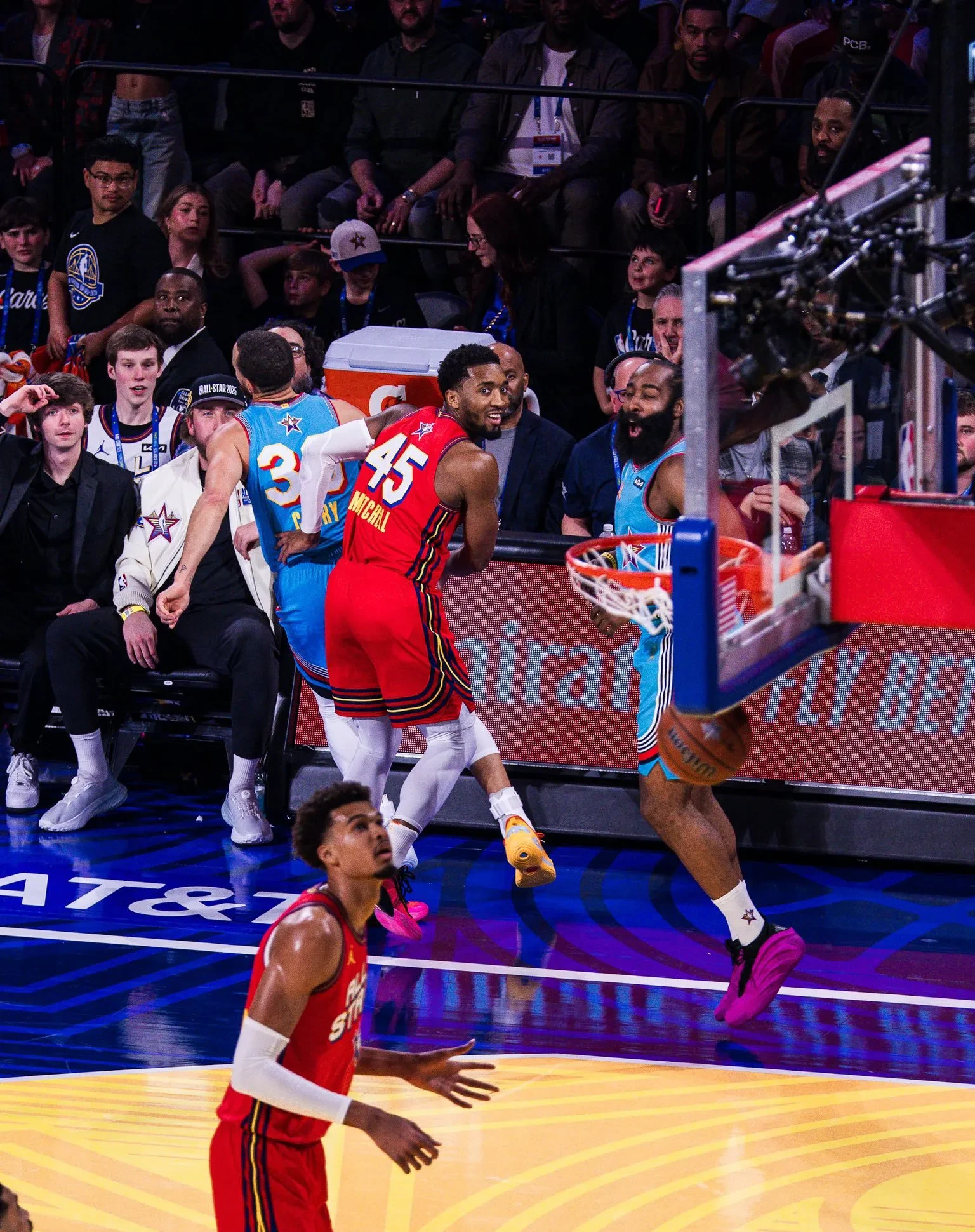 丹麦代表队在篮球比赛中取得好成绩，引人瞩目