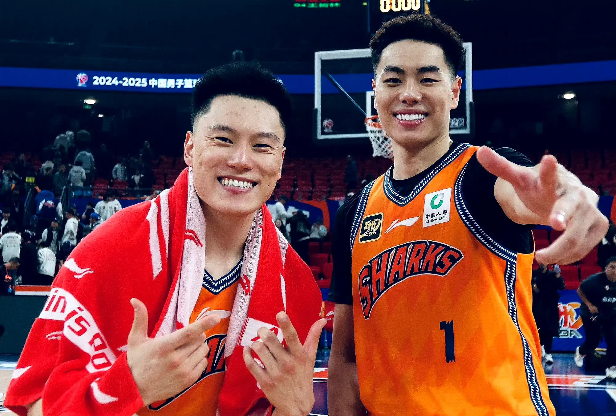 北京队险胜上海男篮,喜迎两连胜的简单介绍 北京队险胜上海男篮,喜迎两连胜的简单介绍