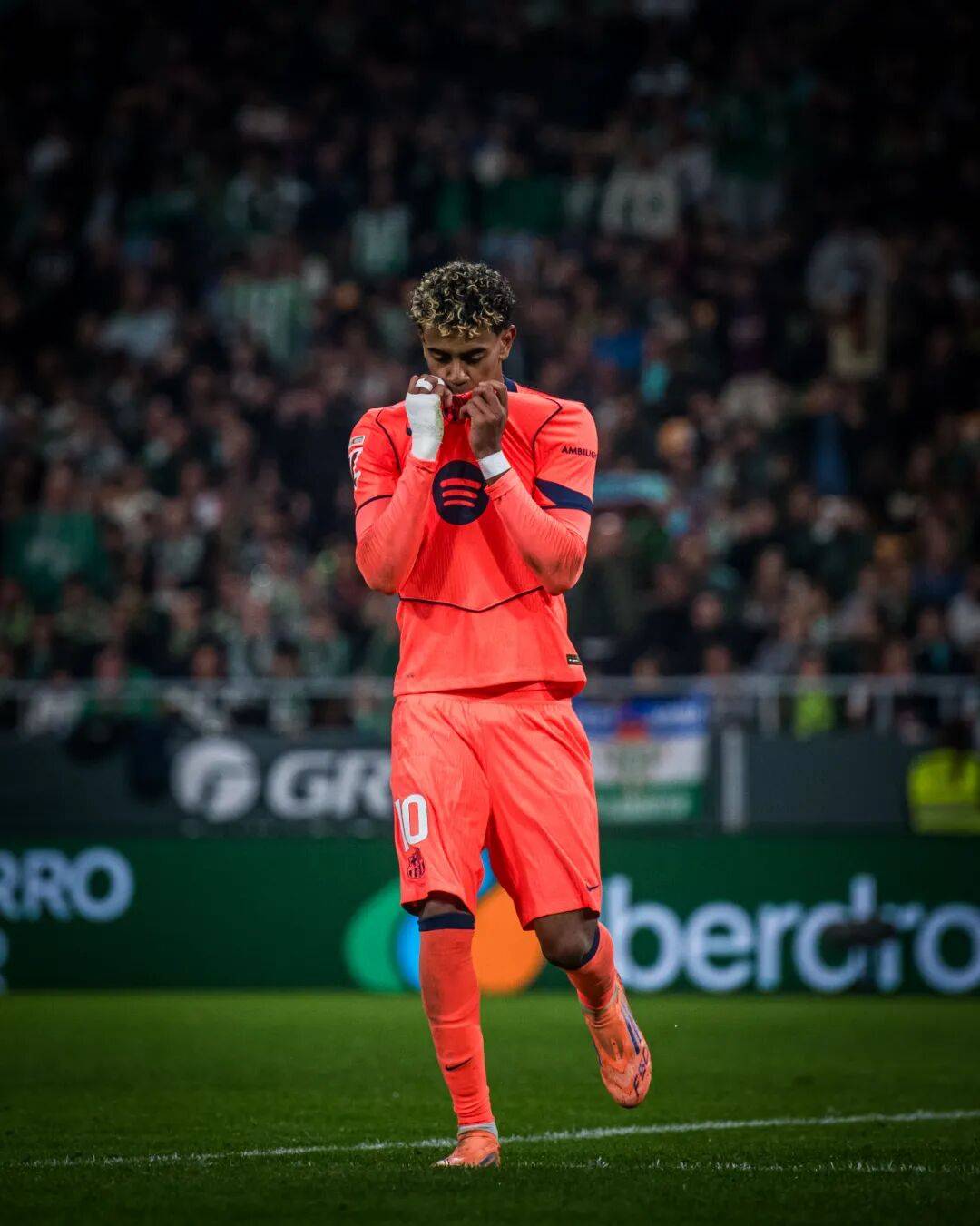 关于利物浦轻取秘鲁，费兰·托雷斯完成帽子戏法的信息