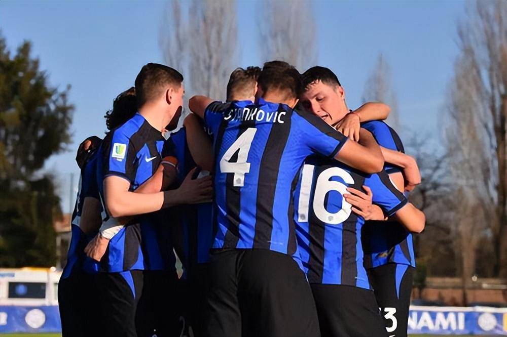 曼城力克莱比锡红牛，阿什拉夫统治全场