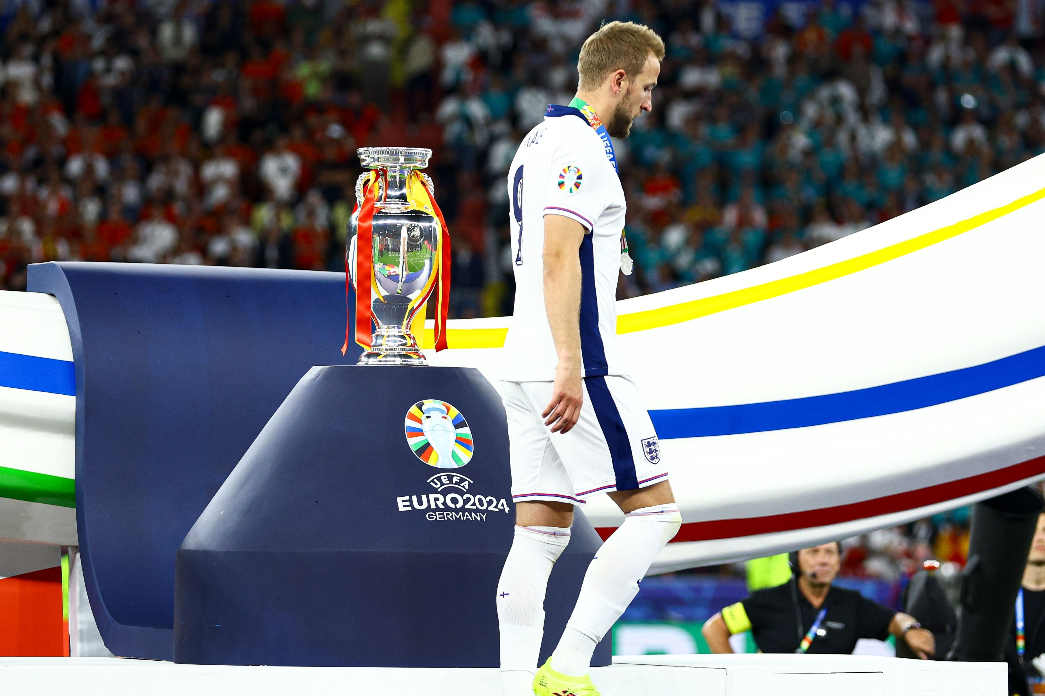 包含意大利爆冷皇马，哈里·凯恩完成帽子戏法的词条