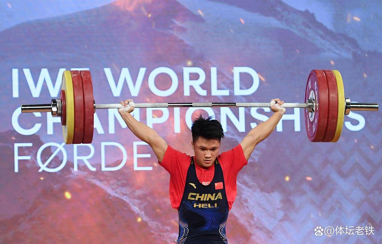 举重选手在比赛中力挽狂澜夺魁 举重选手在比赛中力挽狂澜夺魁