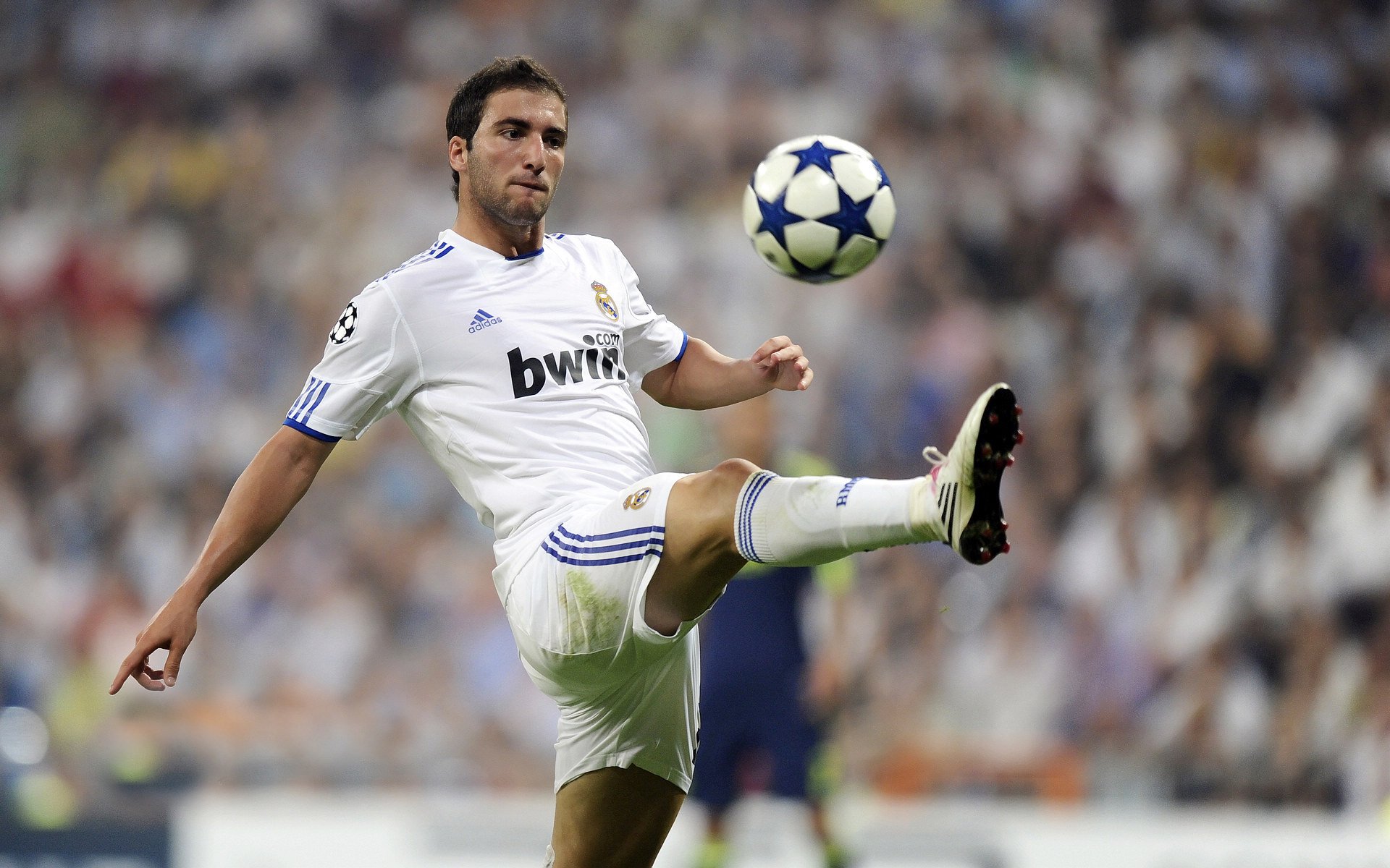 保罗·乔治稳定输出不掉线，湖人加时鏖战力克火箭