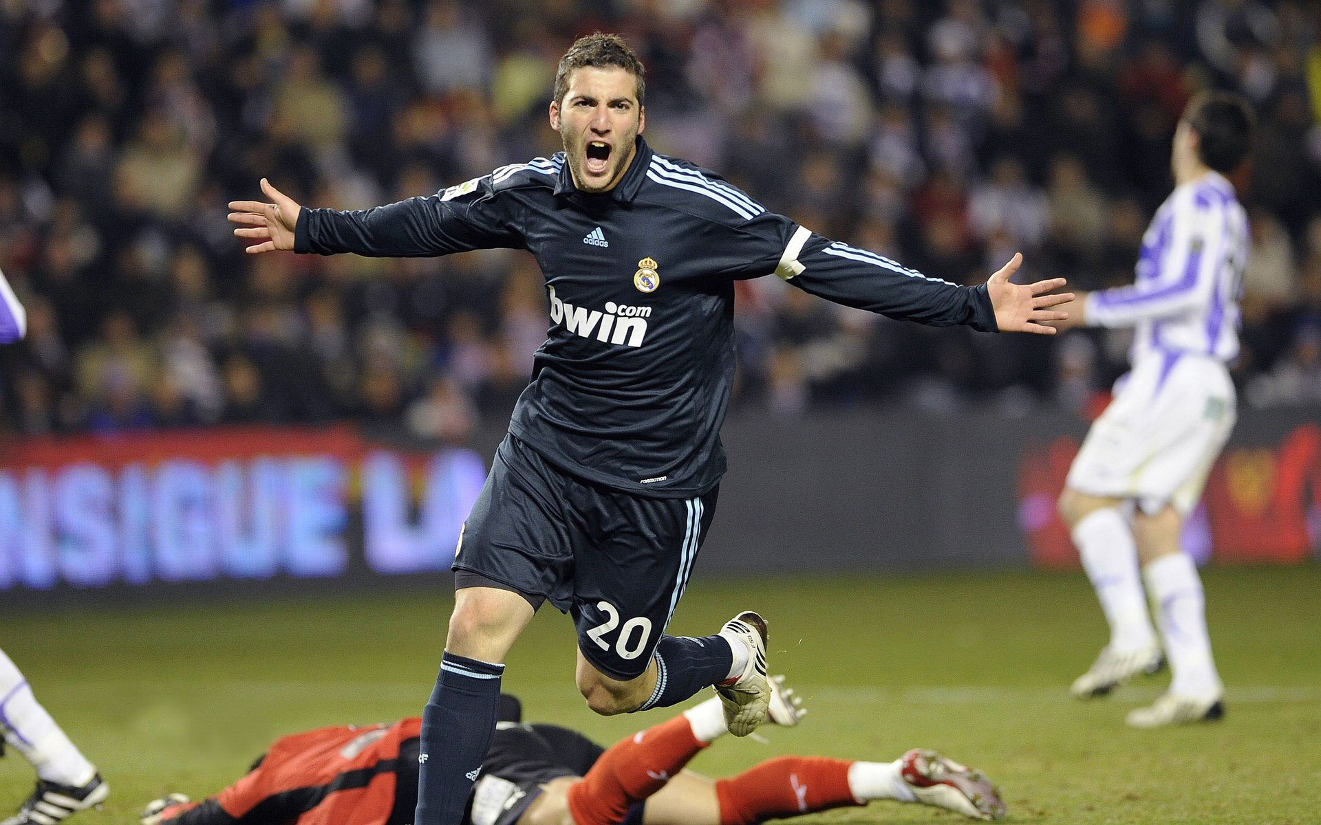 阿拉巴的隐形权杖，当比赛走势在伯纳乌的阴影中被隔空定义